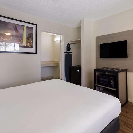 Rodeway Inn ליברמור מראה חיצוני תמונה